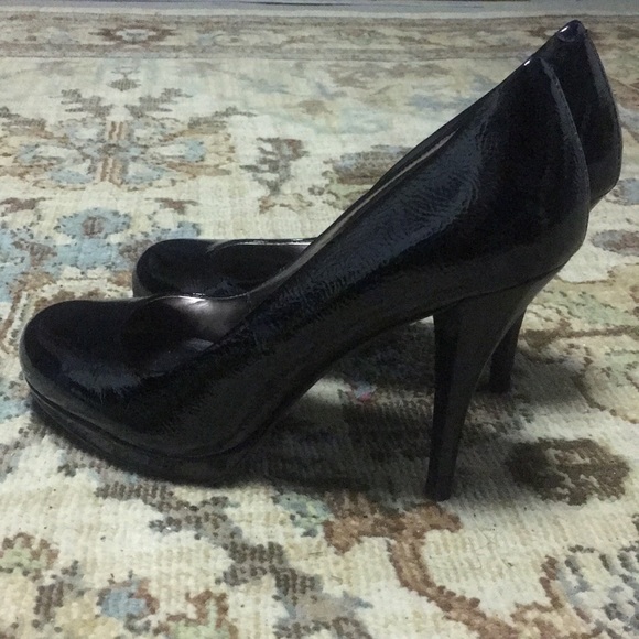 DKNY round toe pumps with small platform comfy! - Picture 3 of 3